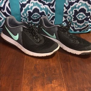 Women’s Nike shoe